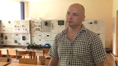 Завідувач кафедри електричної інженерії НУ "Чернігівська політехніка" Анатолій Приступа розповідає про альтернативу живлення для ліфтів Завідувач кафедри електричної інженерії НУ "Чернігівська політехніка" Анатолій Приступа розповідає про альтернативу живлення для ліфтів