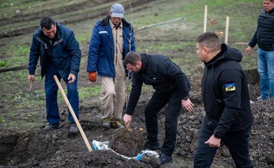 До 80-річчя Херсонської області у Посад-Покровському висадили 80 дубів До 80-річчя Херсонської області у Посад-Покровському висадили 80 дубів
