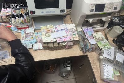 На Львівщині у Стрию викрили шахрайський колцентр: трьом чоловікам повідомили про підозру На Львівщині у Стрию викрили шахрайський колцентр: трьом чоловікам повідомили про підозру