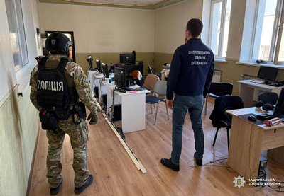 Збут наркотиків та організація мережі шахрайських кол-центрів. Підозрюють чотирьох мешканців Дніпропетровщини Збут наркотиків та організація мережі шахрайських кол-центрів. Підозрюють чотирьох мешканців Дніпропетровщини