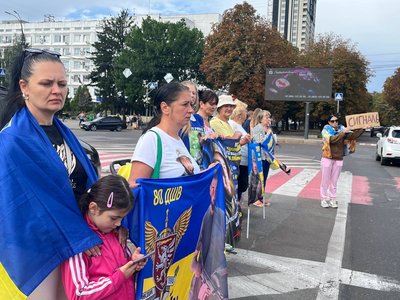 «Маємо за них боротися»: у Черкасах провели акцію на підтримку полонених та зниклих безвісти «Маємо за них боротися»: у Черкасах провели акцію на підтримку полонених та зниклих безвісти