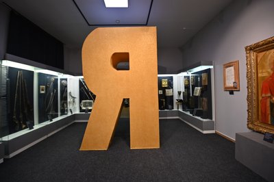 Виставка «Про Я. З життя української “еліти”» присвячена президенту-втікачу Віктору Януковичу Виставка «Про Я. З життя української “еліти”» присвячена президенту-втікачу Віктору Януковичу