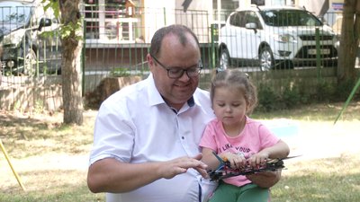 Трирічна дівчинка у свій день народження подарувала дрон для ЗСУ Трирічна дівчинка у свій день народження подарувала дрон для ЗСУ