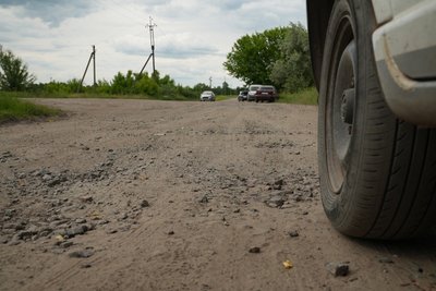 "Машини ламаються, автобус скоро, мабуть, перестане їздити". Жителі Токарів просять відремонтувати дорогу до Сум "Машини ламаються, автобус скоро, мабуть, перестане їздити". Жителі Токарів просять відремонтувати дорогу до Сум