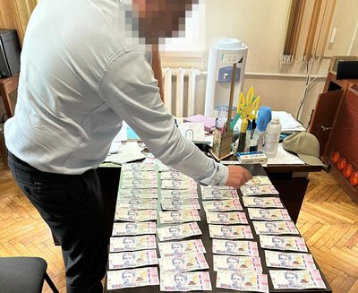 Директор диспансеру, хабар