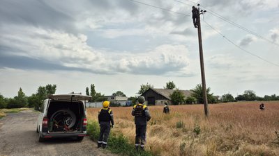 Працівники АТ "ДТЕК Донецькі електромережі" відновлюють електропостачання прифронтове село Покровська громада Донецька область 12 червня 2025 рік Працівники АТ "ДТЕК Донецькі електромережі" відновлюють електропостачання прифронтове село Покровська громада Донецька область 12 червня 2025 рік