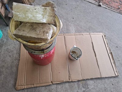 Світло для фронту: вінничанин виготовив понад пів тисячі окопних свічок для військових Світло для фронту: вінничанин виготовив понад пів тисячі окопних свічок для військових