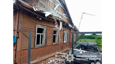 Пошкоджені жилі будинки та авто: війська РФ ударними дронами атакували Семенівку, що на прикордонні Чернігівщини Пошкоджені жилі будинки та авто: війська РФ ударними дронами атакували Семенівку, що на прикордонні Чернігівщини