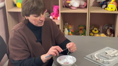 "Допомагає трохи заспокоїтися": жителька Хмельниччини створює етноприкраси та чекає звістки про зниклого сина "Допомагає трохи заспокоїтися": жителька Хмельниччини створює етноприкраси та чекає звістки про зниклого сина
