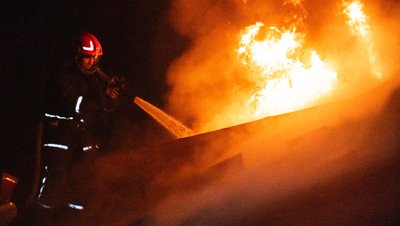 Рятувальник ліквідує пожежу Рятувальник ліквідує пожежу