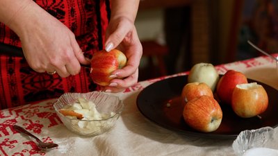 Господиня з Рівненщини поділилася рецептом запечених яблук із сиром та родзинками Господиня з Рівненщини поділилася рецептом запечених яблук із сиром та родзинками