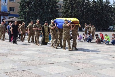 На Миколаївщині попрощались із загиблим солдатом Ігорем Хмелем На Миколаївщині попрощались із загиблим солдатом Ігорем Хмелем