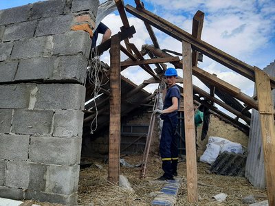Працівники ДСНС та будівельні бригади допомагають жителям Красилова ремонтувати покрівлю Працівники ДСНС та будівельні бригади допомагають жителям Красилова ремонтувати покрівлю