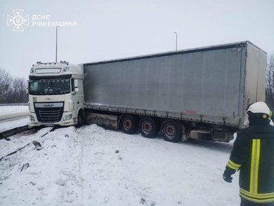 Хуртовина на Рівненщині: що відомо про стан доріг зранку 8 січня Хуртовина на Рівненщині: що відомо про стан доріг зранку 8 січня