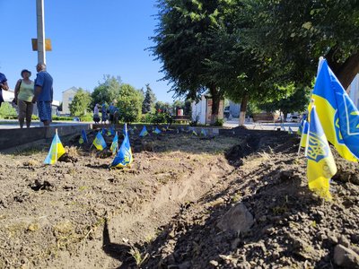 У Камʼянці місцеві жителі проти побудови кавʼярні поряд зі стелою Героїв У Камʼянці місцеві жителі проти побудови кавʼярні поряд зі стелою Героїв