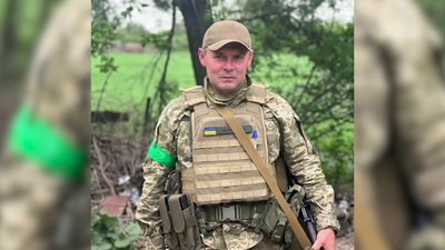 "Я пишаюсь ним": 18-річна дівчина збирає гроші на РЕБ для батька у центрі Рівного