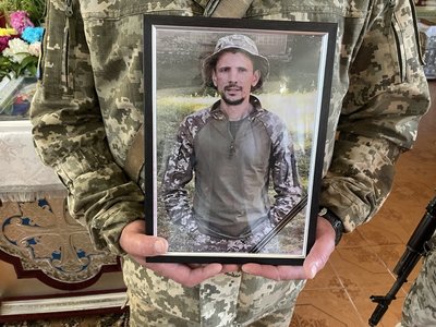 У Хмельницькому попрощалися з двома загиблими військовими — Анатолієм Роїком та Артемом Грошем У Хмельницькому попрощалися з двома загиблими військовими — Анатолієм Роїком та Артемом Грошем