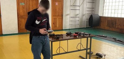 "Надіюсь, що моє виховання допоможе їм зберегти своє життя": на Хмельниччині ветеран навчає школярів керувати дронами "Надіюсь, що моє виховання допоможе їм зберегти своє життя": на Хмельниччині ветеран навчає школярів керувати дронами