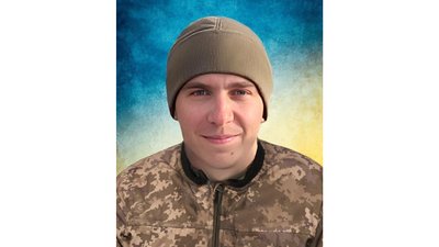 На Чернігівщині попрощалися з Владиславом Малишем, Сергієм Сухомлином та Володимиром Гужвою, які загинули на фронті На Чернігівщині попрощалися з Владиславом Малишем, Сергієм Сухомлином та Володимиром Гужвою, які загинули на фронті