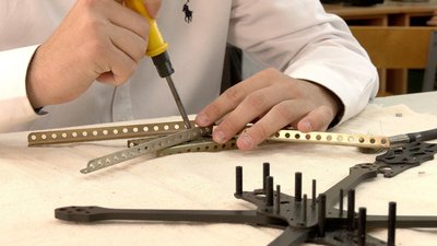 На Вінниччині ліцеїсти на 3D-принтері виготовляють дрони для оборонців На Вінниччині ліцеїсти на 3D-принтері виготовляють дрони для оборонців