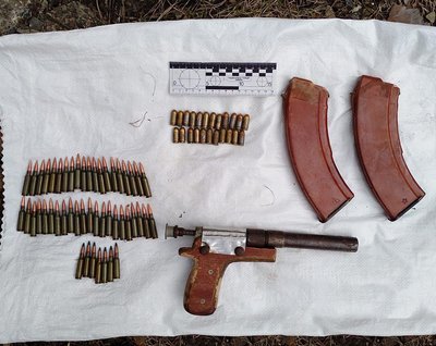 У громаді на Житомирщині поліцейські виявили сховок зі зброєю та боєприпасами У громаді на Житомирщині поліцейські виявили сховок зі зброєю та боєприпасами
