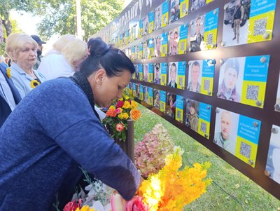 "Під соняхами пам’яті": в Умані вшанували полеглих захисників і захисниць України "Під соняхами пам’яті": в Умані вшанували полеглих захисників і захисниць України