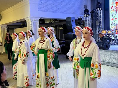 У Вінниці зібрали 30 тисяч гривень для армії під час Дня української хустки У Вінниці зібрали 30 тисяч гривень для армії під час Дня української хустки