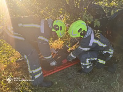 На Кіровоградщині в ДТП травмувалися п'ятеро людей, двох з машини дістали рятувальники На Кіровоградщині в ДТП травмувалися п'ятеро людей, двох з машини дістали рятувальники