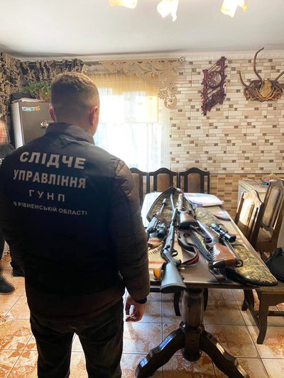 Поліція розслідує масову бійку в Перебродах на Рівненщині: що виявили під час обшуків Поліція розслідує масову бійку в Перебродах на Рівненщині: що виявили під час обшуків