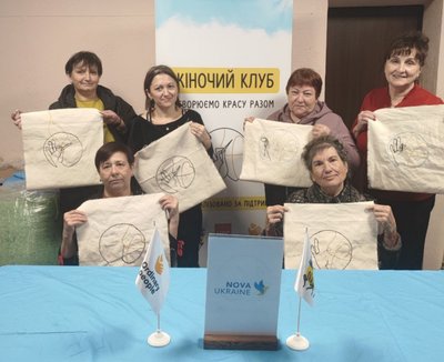 Жінки у "Жіночому клубі" на Харківщині з виробами Жінки у "Жіночому клубі" на Харківщині з виробами