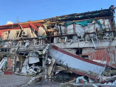 Вибито більше сотні вікон, розтрощені фасади. Наслідки російської атаки по Дніпру Вибито більше сотні вікон, розтрощені фасади. Наслідки російської атаки по Дніпру