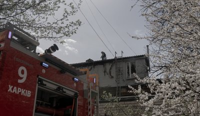 Рятувальники усувають наслідки влучання дрона у Харкові 16 квітня Рятувальники усувають наслідки влучання дрона у Харкові 16 квітня