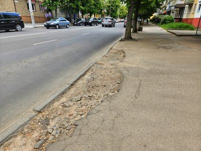 Нова плитка та старі ями – який вигляд мають тротуари на Покровській у Житомирі Нова плитка та старі ями – який вигляд мають тротуари на Покровській у Житомирі