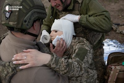 Військовослужбовці, які обрали спеціальність "бойова медицина" тренуються у наданні допомоги при отриманні важких травм обличчя Військовослужбовці, які обрали спеціальність "бойова медицина" тренуються у наданні допомоги при отриманні важких травм обличчя