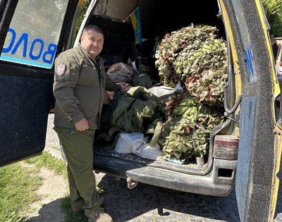 Полегшені маскувальні сітки плетуть волонтери в Мукачеві