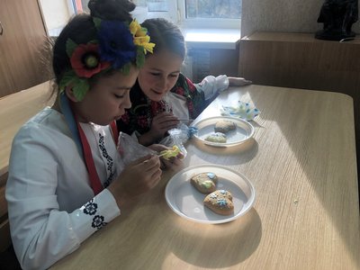 "Наші маленькі сердечка зігріють їхні великі серця". В Ужгороді діти розмальовували пряники для військових на фронті "Наші маленькі сердечка зігріють їхні великі серця". В Ужгороді діти розмальовували пряники для військових на фронті