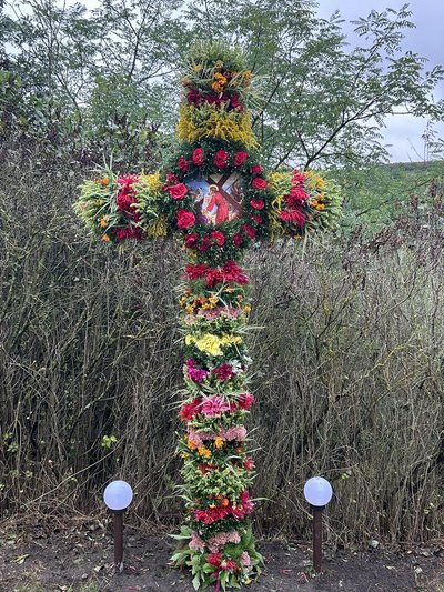 хрест, Хресна дорога, прибирання хреста квітами