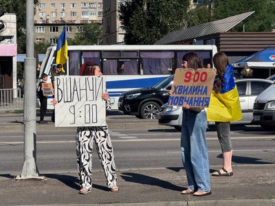 У Дніпрі вшанували пам'ять військових, загиблих внаслідок теракту в Оленівці У Дніпрі вшанували пам'ять військових, загиблих внаслідок теракту в Оленівці