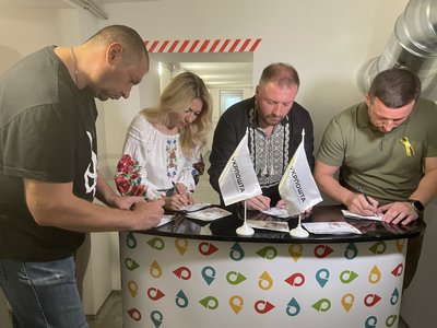 У Херсоні відбулось подвійне погашення марки, присвяченої дню Незалежності України У Херсоні відбулось подвійне погашення марки, присвяченої дню Незалежності України