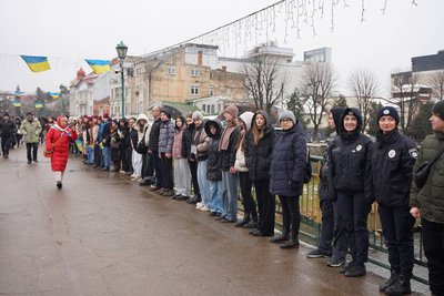 "Ланцюг єдності" утворили на пішохідному мосту в Ужгороді "Ланцюг єдності" утворили на пішохідному мосту в Ужгороді