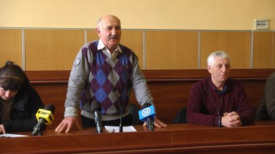 Сесія не відбулася: жителі Хмельниччини вимагають зберегти районну лікарню Сесія не відбулася: жителі Хмельниччини вимагають зберегти районну лікарню