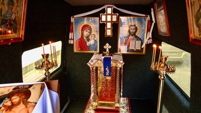 Капелан з Буковини облаштував вантажний бус під мобільний храм для служіння на фронті Капелан з Буковини облаштував вантажний бус під мобільний храм для служіння на фронті