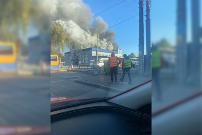 У Чернівцях горить завод "Легмаш" У Чернівцях горить завод "Легмаш"