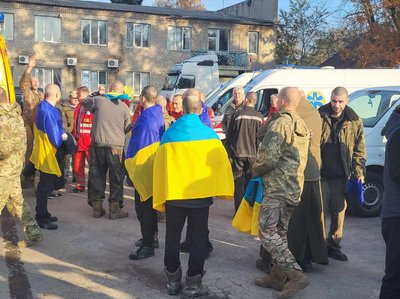«Шила форму та паяла деталі для дронів». Як мати звільненого з полону оборонця Маріуполя стала військовою «Шила форму та паяла деталі для дронів». Як мати звільненого з полону оборонця Маріуполя стала військовою