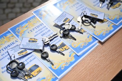 Шість громад на Закарпатті отримали нові шкільні автобуси Шість громад на Закарпатті отримали нові шкільні автобуси