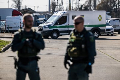Угорська влада захопила сімох працівників Ощадбанку, які їхали з грошима інкасаторським рейсом з Австрії: перевозили кошти та цінності між державними банками Угорська влада захопила сімох працівників Ощадбанку, які їхали з грошима інкасаторським рейсом з Австрії: перевозили кошти та цінності між державними банками