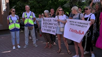 На сесії Рівнеради почалася суперечка через траншею та оренду ділянок на ринку На сесії Рівнеради почалася суперечка через траншею та оренду ділянок на ринку