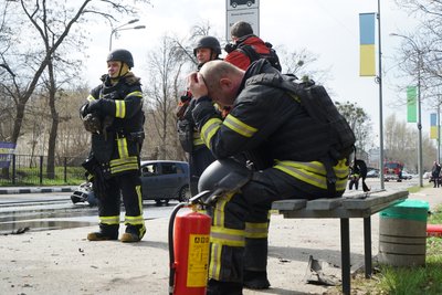 Рятувальники на місці влучання дрона у Харкові Рятувальники на місці влучання дрона у Харкові