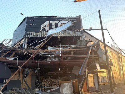 Війська РФ атакували три райони Дніпропетровщини БпЛА та авіабомбою: пошкоджені магазин, багатоповерхівки, авто