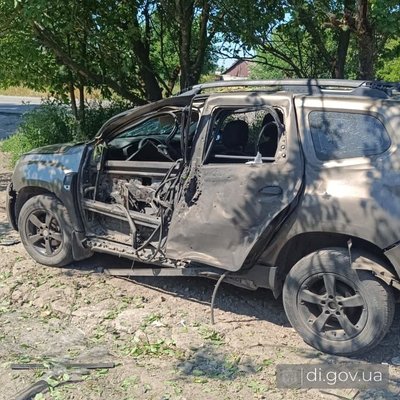 Пошкоджене авто через удар росіян FPV-дроном по Руській Лозовій Дергачівської громади Пошкоджене авто через удар росіян FPV-дроном по Руській Лозовій Дергачівської громади